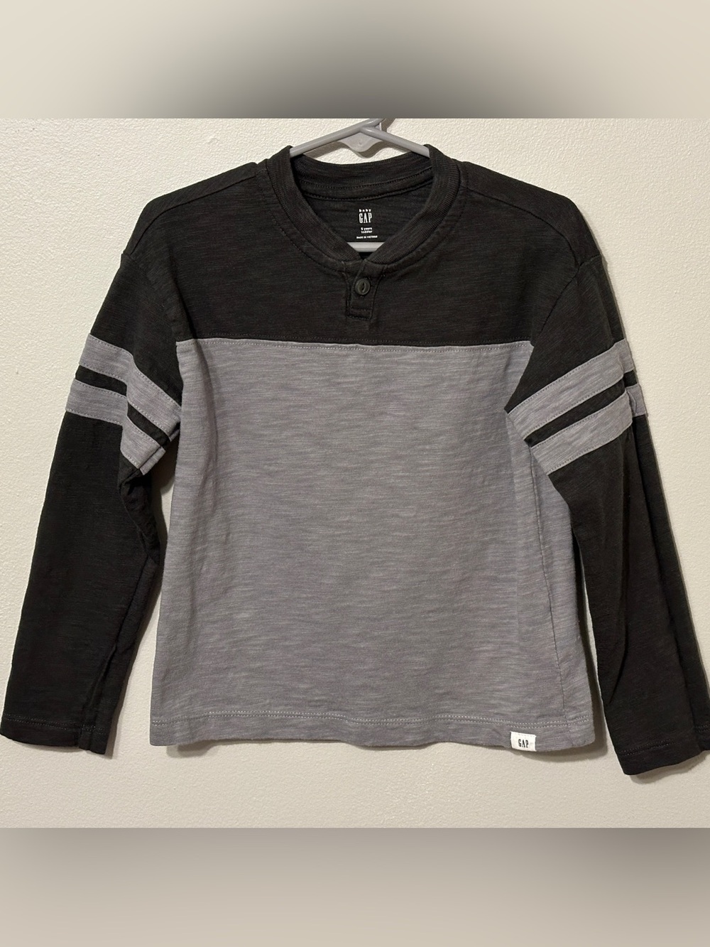 EUC GAP Boys Dark and light Gray Long-Sleeve Henley Tee. Size 5T